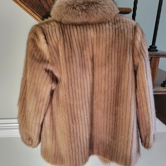 Luxurious Tan Fur Coat - Picture 3 of 8